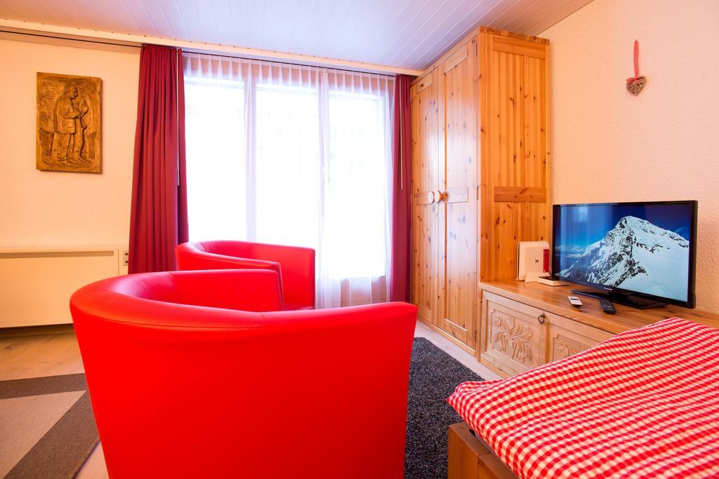 Mom - Alpine Boutique Apartments, Grindelwald Gletscher, Eiger View Terrace Studio الغرفة الصورة
